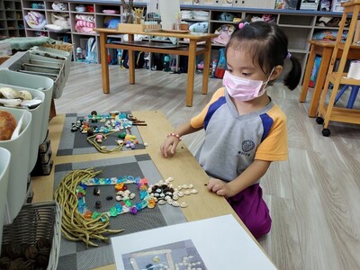 鬆散鋪排